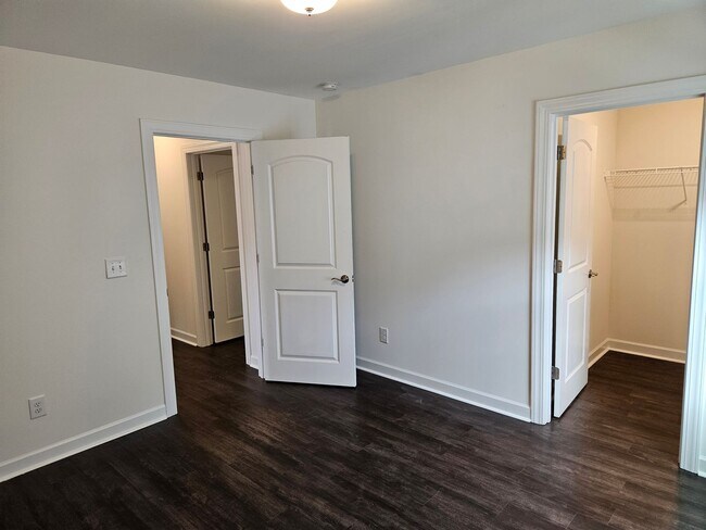 Building Photo - Beautiful unfurnished 3 bed 2.5 bath home ...