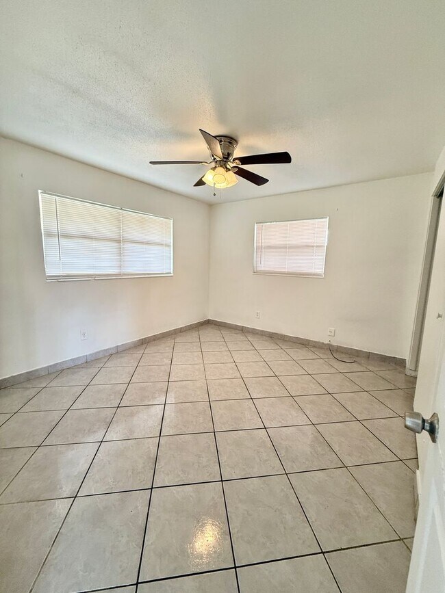 Building Photo - SKY LAKE 3 Bed / 2 Bath