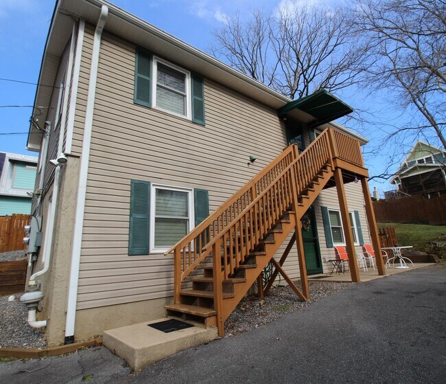 Building Photo - West AVL - Great apartment close to all th...