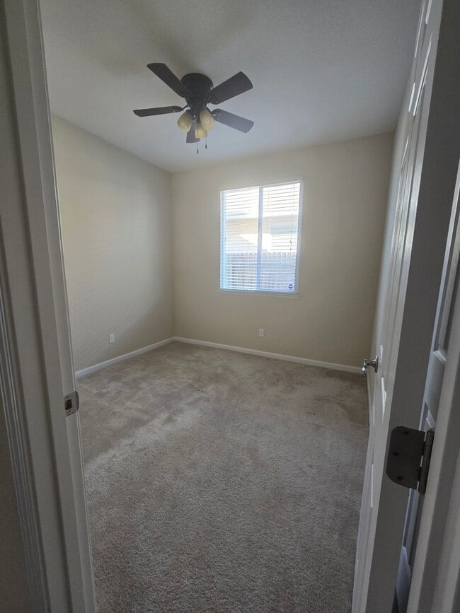 Building Photo - 3 Br 2 Bath Available 12/1