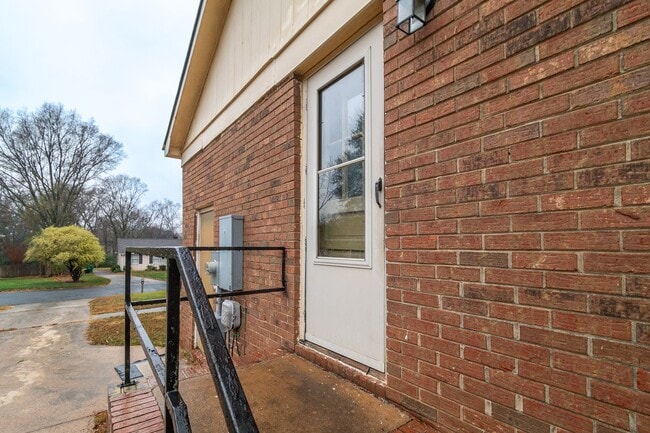 Building Photo - Newly Renovated 3-Bedroom Ranch with Spacious Yard!