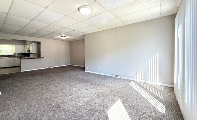 Building Photo - Easy to Maintain 2 Bed Home with Attached Garage