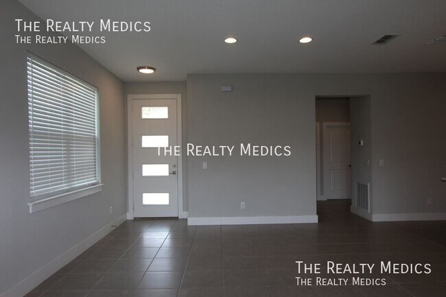 Building Photo - 211 Bedford Dr