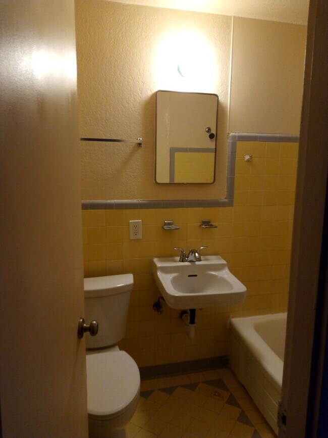 Building Photo - 1 bed, 1 Bath, Aug Special $400 credit Great Location off Joliet and 17th