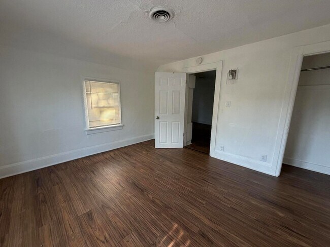 Building Photo - 1221 Wells Pl