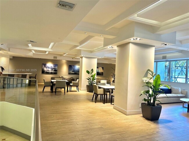 Building Photo - 100 Lincoln Rd