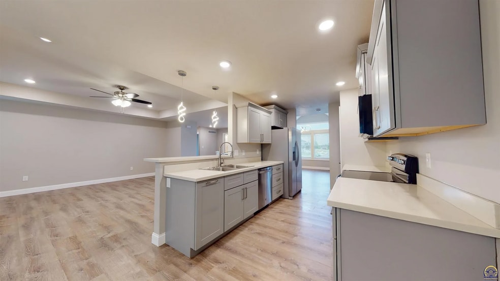 Building Photo - 3755 SW Summerfield Dr
