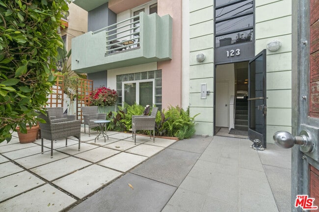 Building Photo - 123 Galleon St