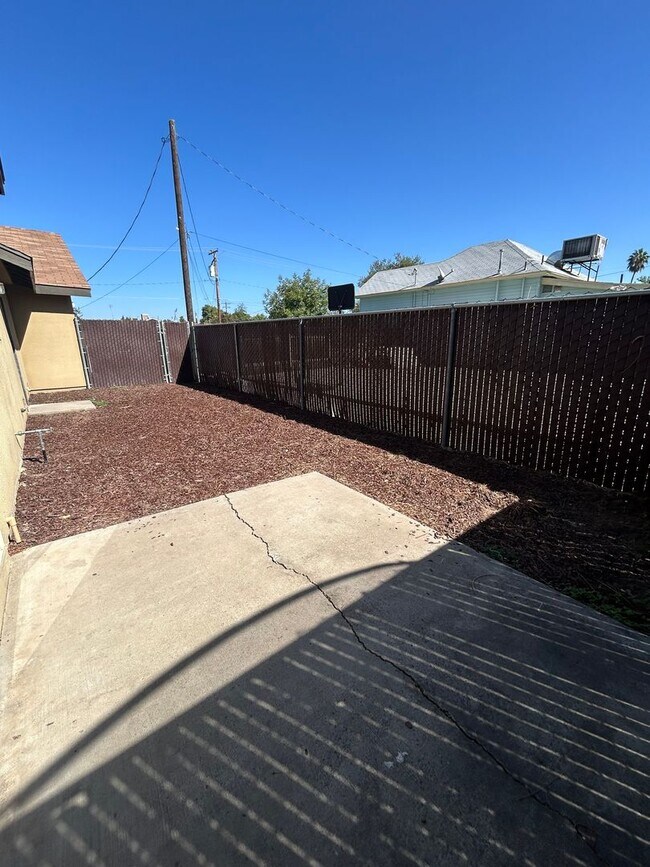 Building Photo - 1110 W Chestnut St