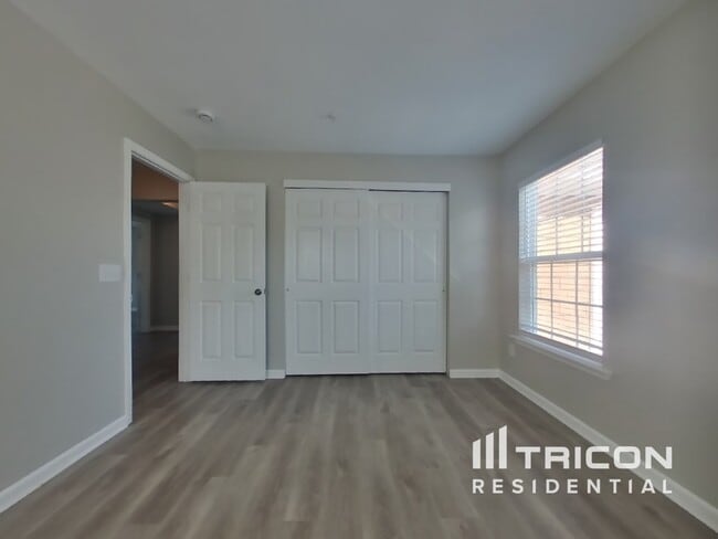 Building Photo - 383 Roseglen Dr NW