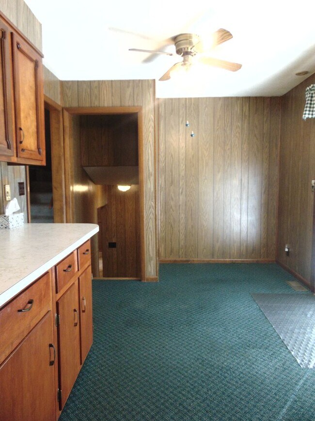 Building Photo - Fayette Family Farm House!