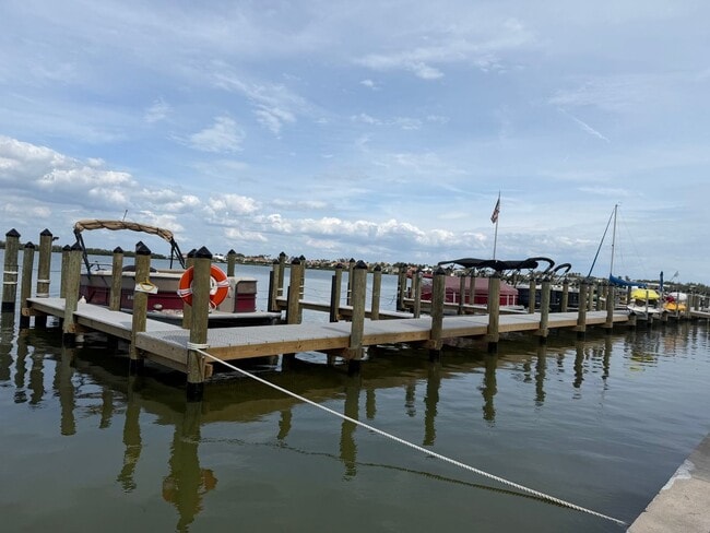 Building Photo - Beach Harbor Club Beauty