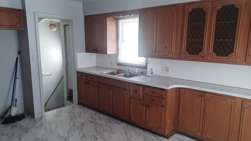 Building Photo - 633 W Pulaski St