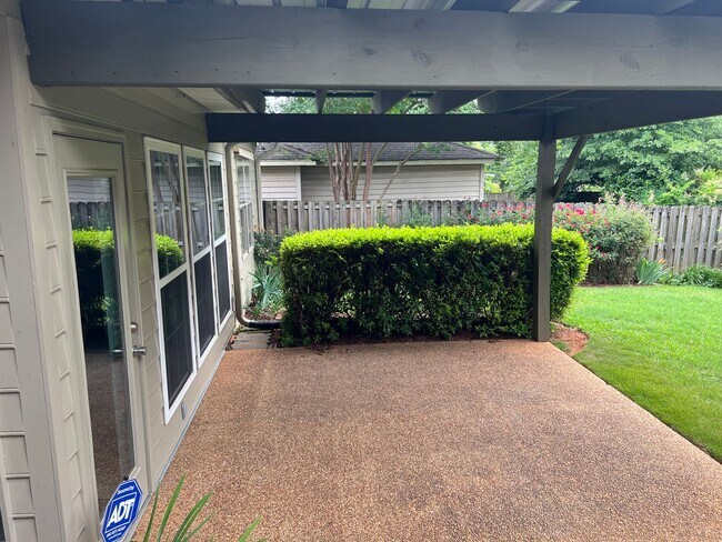 Building Photo - Nice 3 Bedroom 2 Bath Available Now! Schedule your Showing and Apply Today!