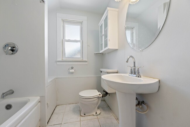 Building Photo - 27 E 101st Pl