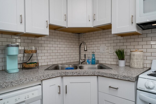 Building Photo - 909 E 46th Ct