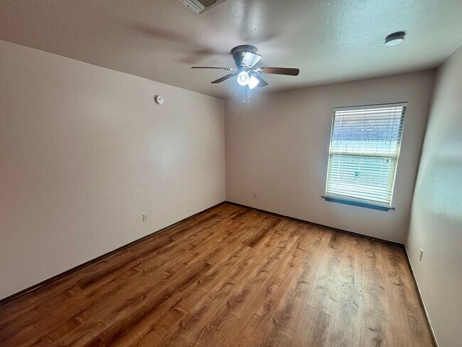 Building Photo - Wonderful 3 Bed 2 Bath Home in Yukon