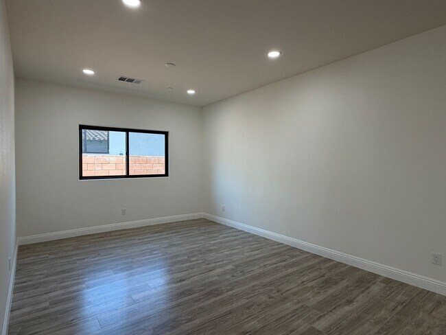 Building Photo - 4465 Gilchrist Dr