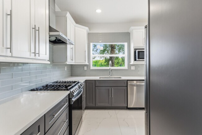 Building Photo - 5056 SW 141st Ave