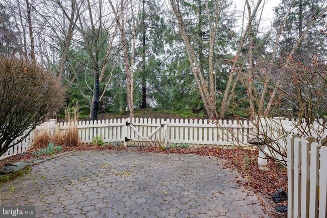Building Photo - 203 Waverly Ct