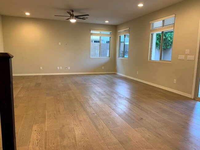 Building Photo - 4 BEDROOM PLUS LOFT, BUILT IN BBQ WITH COMMUNITY POOL