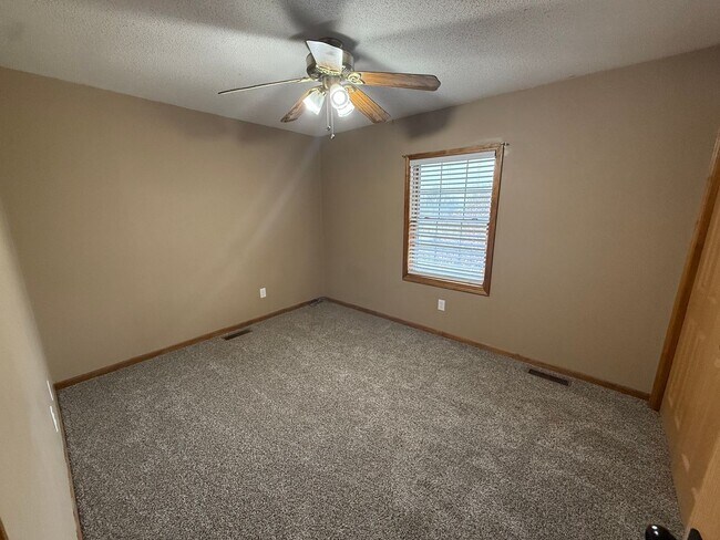 Building Photo - Spacious 5 Bedroom Home in a Peaceful Country Setting