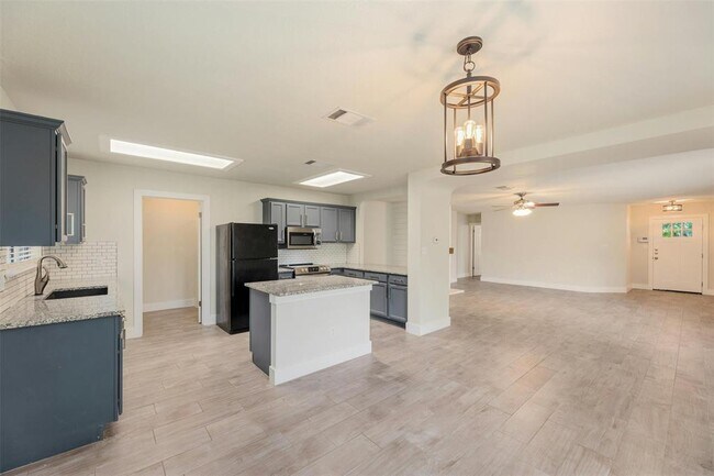 Building Photo - 705 Catumet Dr