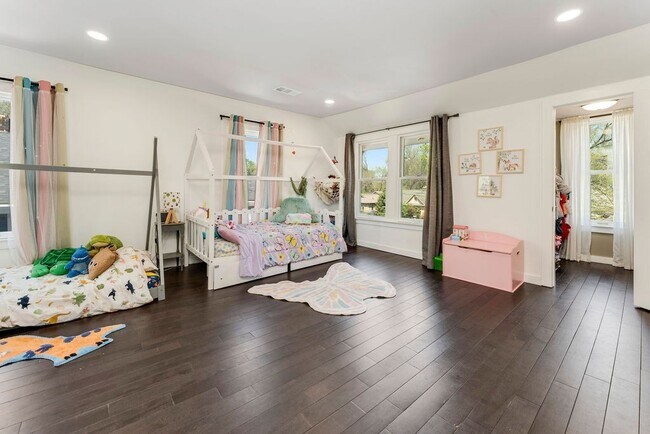 Building Photo - 1422 Benjamin St