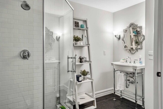 Building Photo - 1025 Peconic Bay Blvd