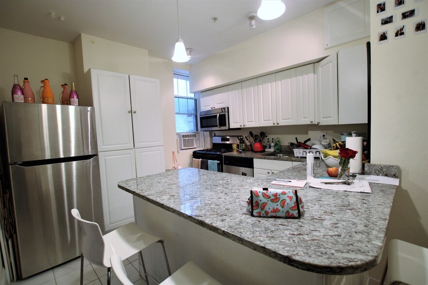 Primary Photo - 1999 Commonwealth Ave