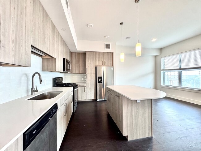 Primary Photo - 3120 Smith St