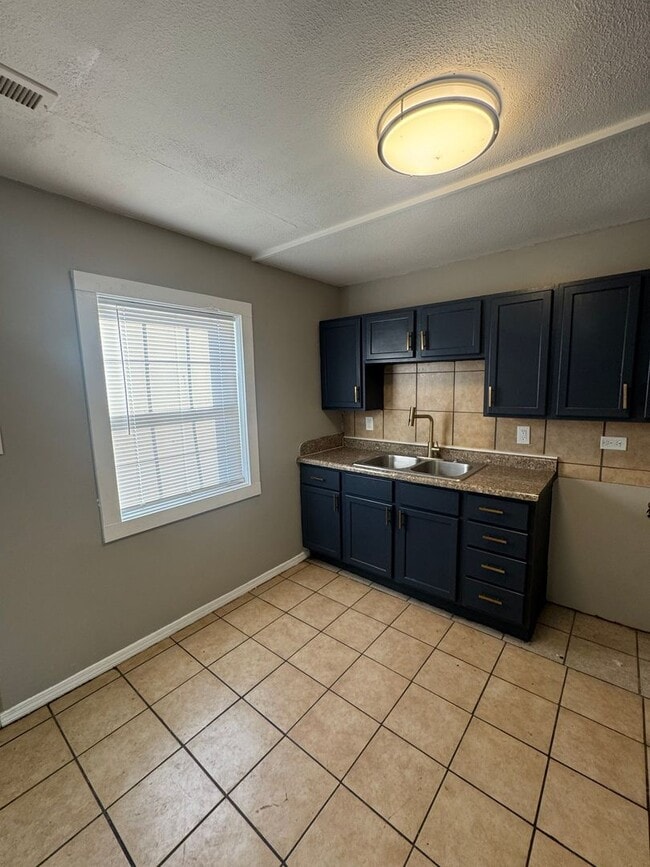 Building Photo - Charming 3-Bedroom Home in Gary