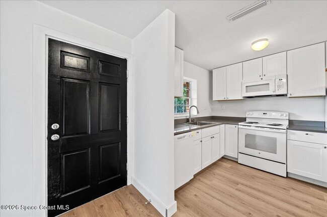 Building Photo - 935 S Tropical Trail