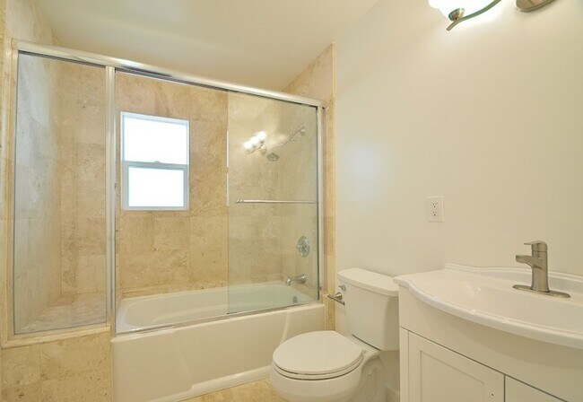 Building Photo - 3 Bedroom 2 bath Home, 2 Car garage, Air Conditioned