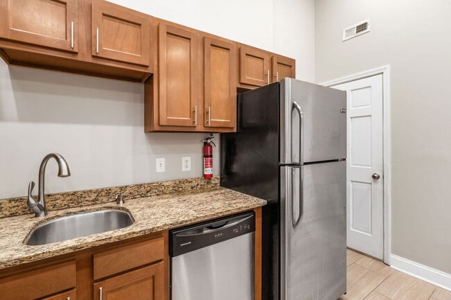 Building Photo - 77 E 7th Ave