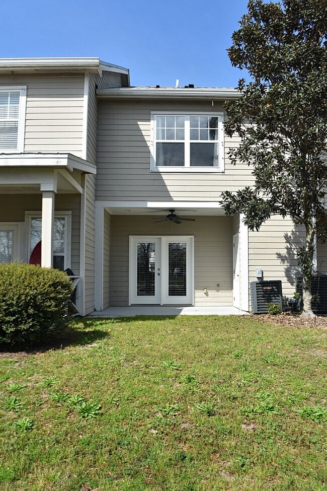 Building Photo - Like NEW 2 Bedroom 2.5 Bath Townhouse in V...