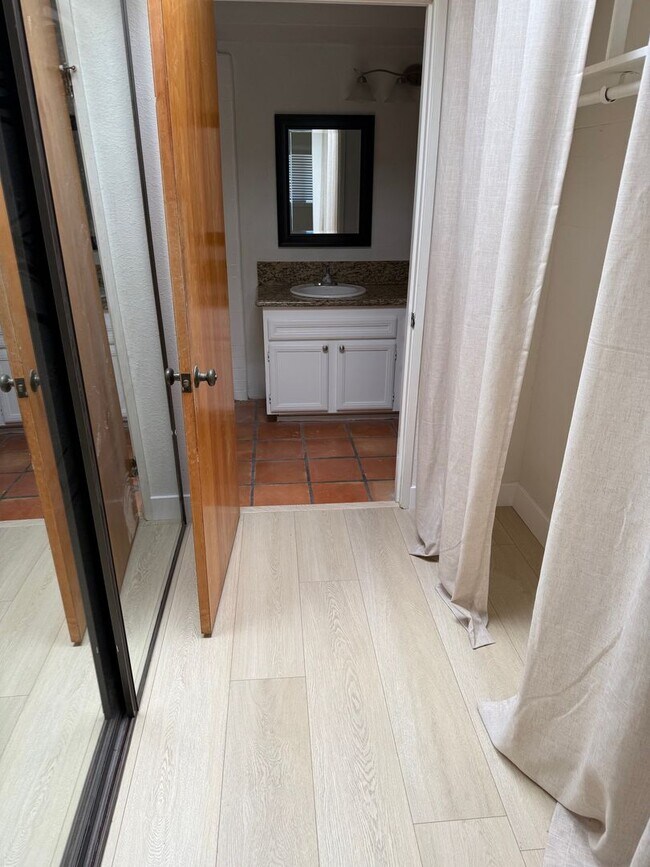 Building Photo - MISSION HILLS-SPACIOUS 2BR /2BA WITH MODER...