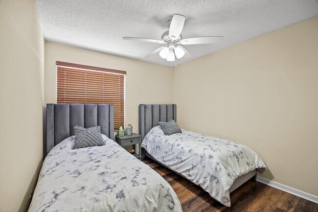 Building Photo - 12196 Sag Harbor Ct