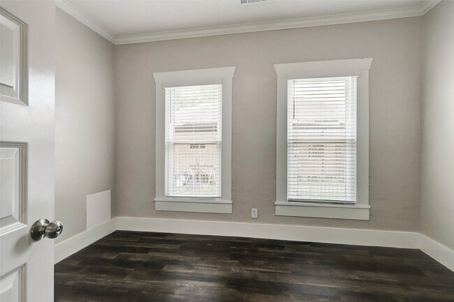Building Photo - 2333 Lidstone St
