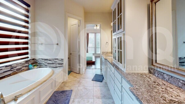 Building Photo - 5811 Lightfoot Ln