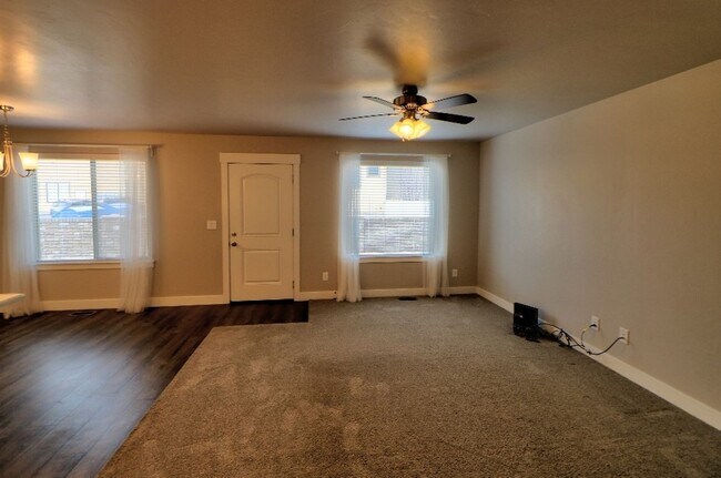 Building Photo - 3 bed 2.5 bath townhome in Salem