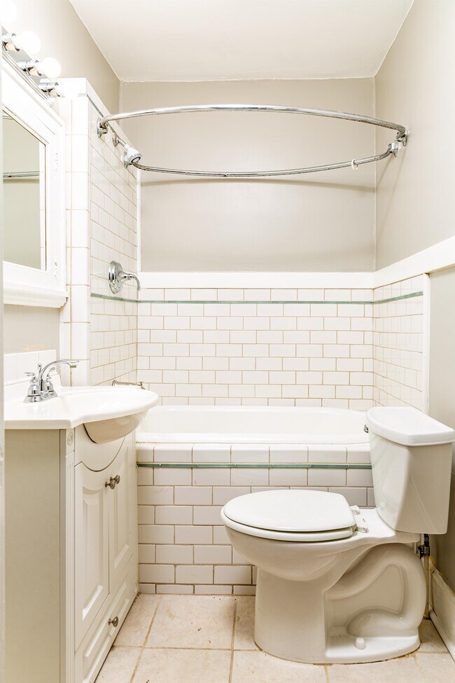 Building Photo - 180 Rosemont Garden