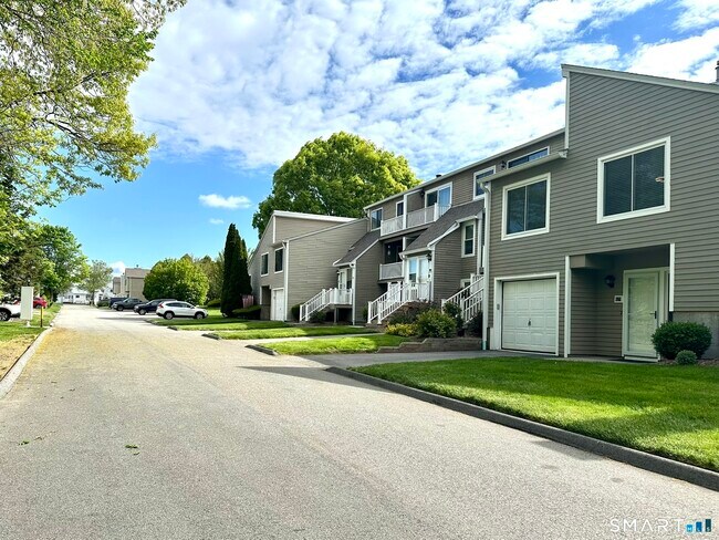 Building Photo - 629 Longfellow Dr