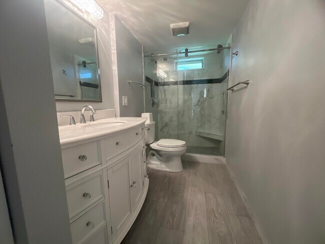 Building Photo - 2615 NE 3rd Ct