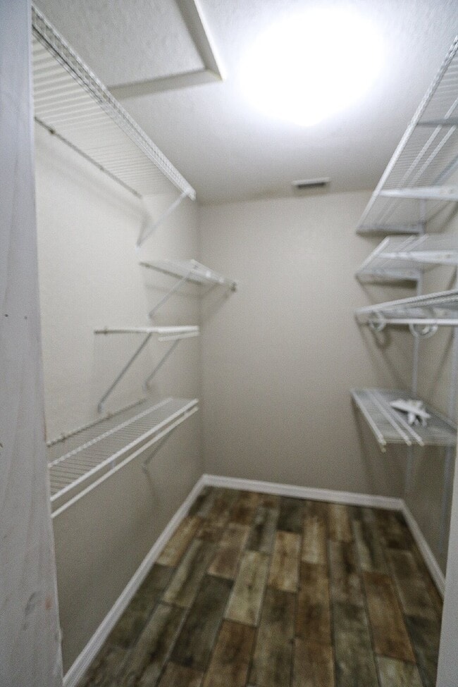 Building Photo - 3 bedroom, 2.5 bathroom home is in a highly sought-after neighborhood in the heart of South Tampa...