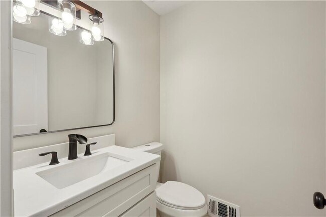 Building Photo - 545 Woodman Pl