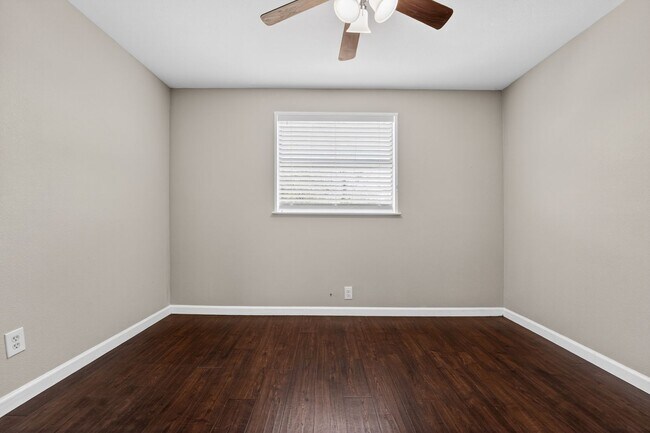 Building Photo - 2 Weeks Free! Spacious 4BR Townhome with Fenced Yard in Lago Vista