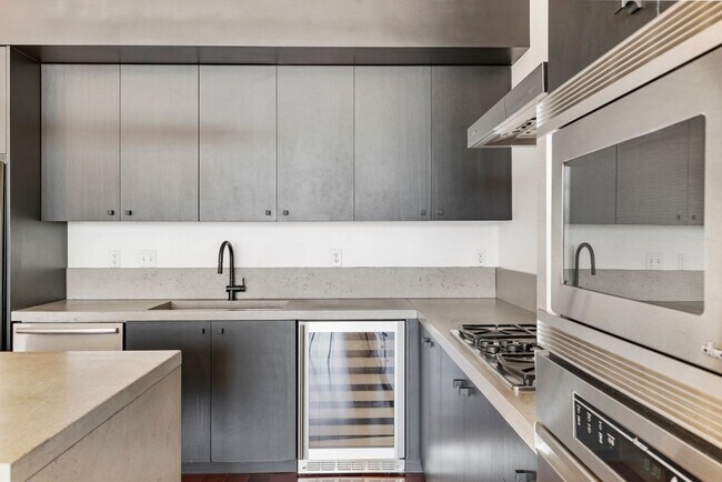Building Photo - The Civic - 2 bed/2 bath, east facing 16th...