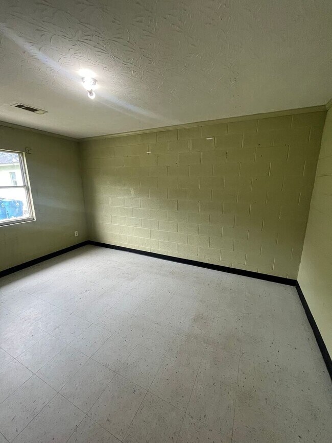 Building Photo - 2 Bed 1 Bath Apartment