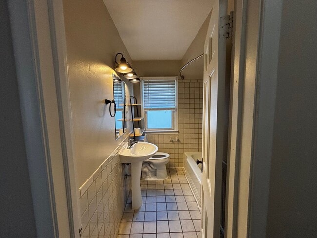 Building Photo - 3 bed 2 bath bungalow